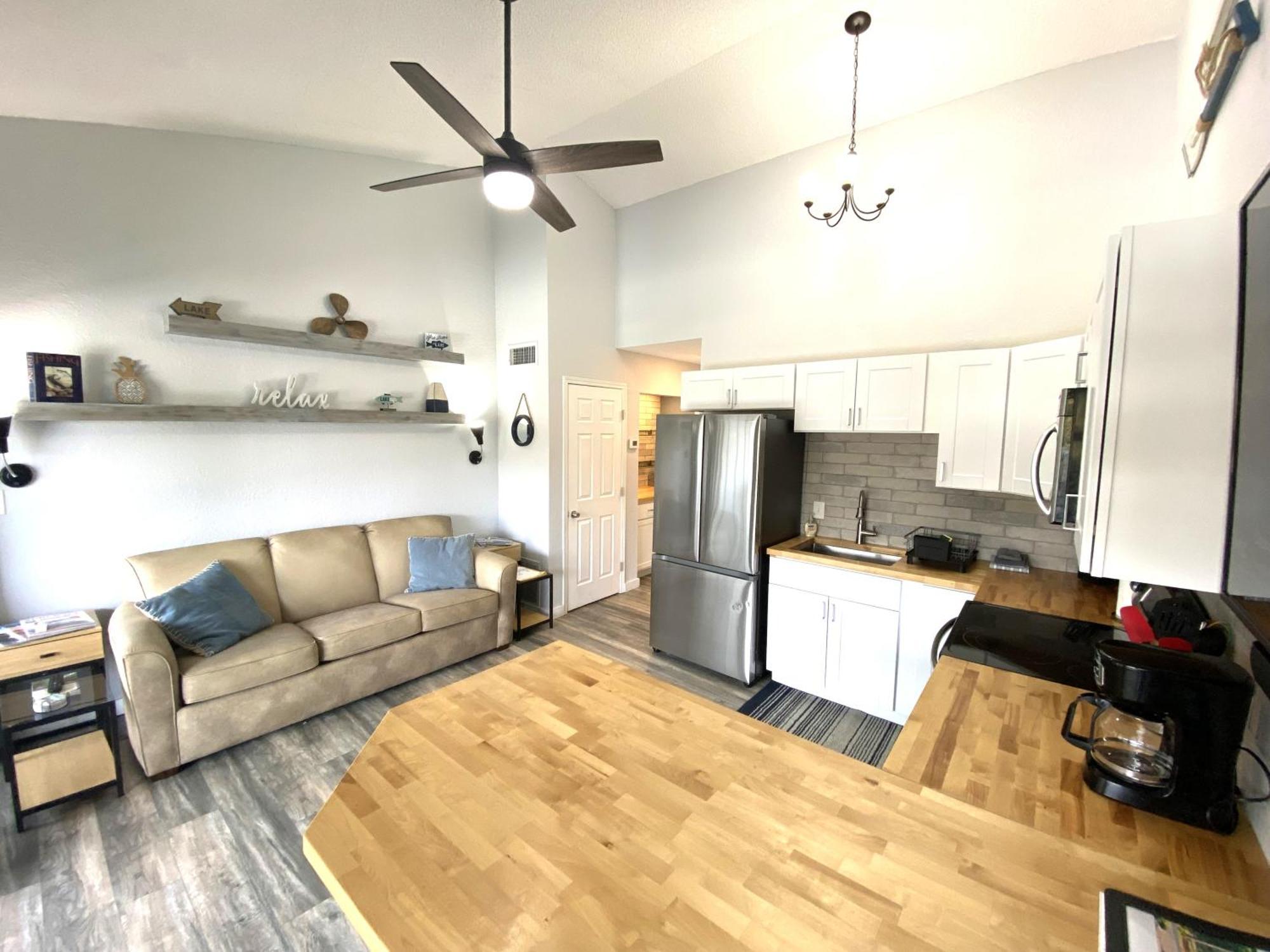 F Lakefront! Remodeled, Sleeps 4, Boat Slip, Patio, Wifi, Cable, Pool 欧塞奇湾泳滩 外观 照片