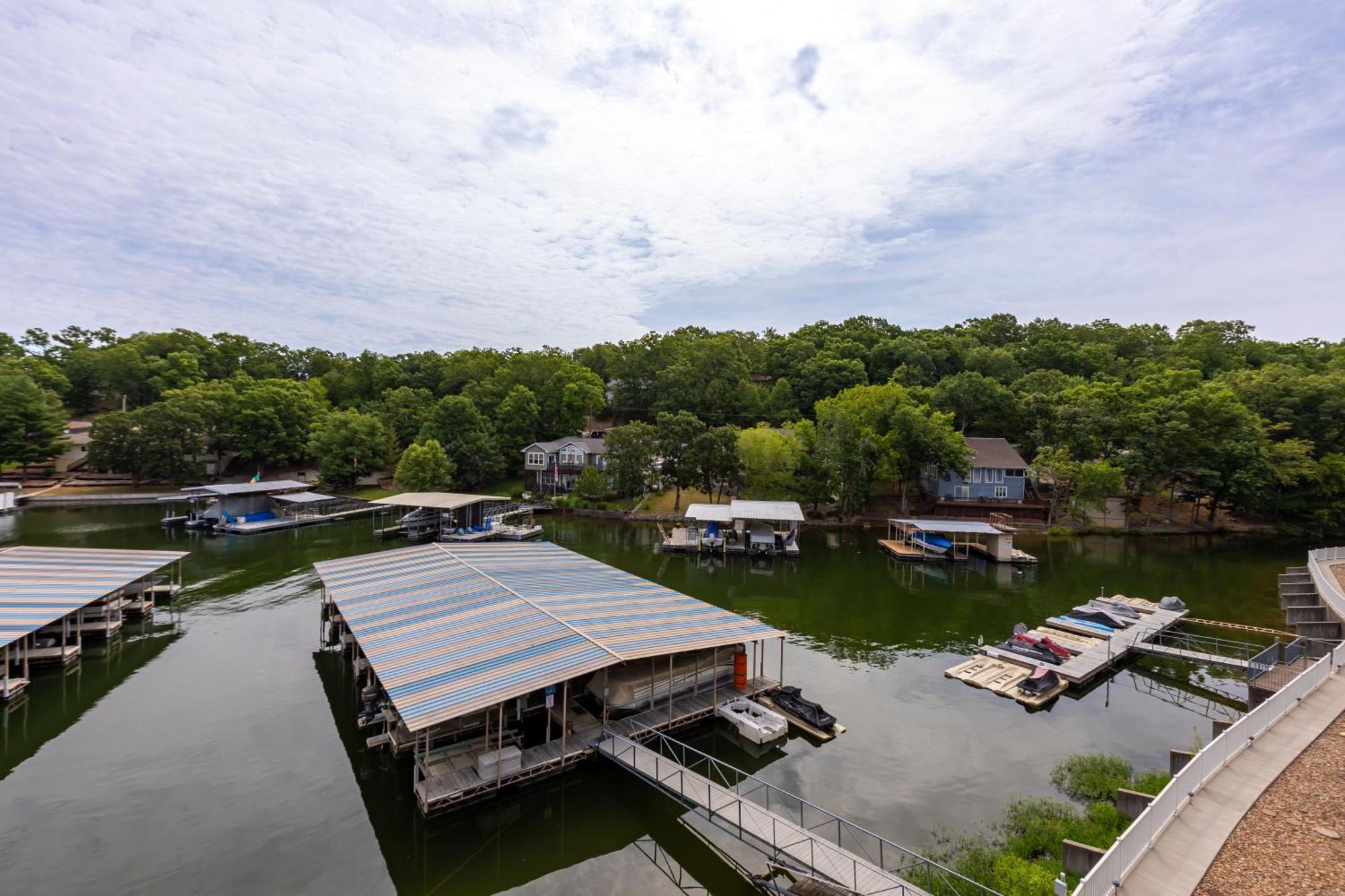 F Lakefront! Remodeled, Sleeps 4, Boat Slip, Patio, Wifi, Cable, Pool 欧塞奇湾泳滩 外观 照片